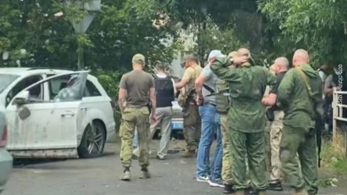 V Chersonu vyletělo do povětří auto s ukrajinským kolaborantem